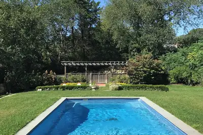 Image de Stunning post & beam, marsh views, close to beaches, pool & sports court!