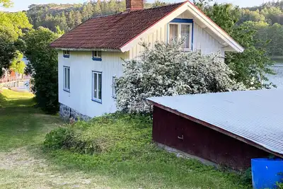 Image de Cottage with Private Shoreline in Boxvik | Se09128