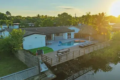 Image de Waterfront Villa  5 min Aventura  Cool Amenities