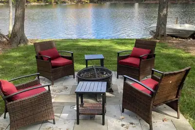 Image de Beautiful lakeside cottage near wonderful beaches in Southern Maine.