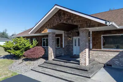 Image de Serene coastal ambiance, fenced yard, fire pit, and outdoor furniture!