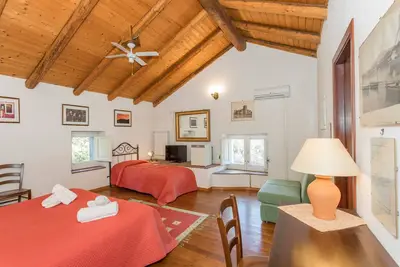 Image de Chambre « Case Zuccaro - Pitosporum » avec vue sur la montagne, Wi-Fi et climatisation