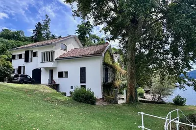 Image de Villa de charme sur le lac Majeur avec parc privé et embarcadèreDécouvrez l'élégance intemporelle de cette villa indépendante face au lac, nichée dans un parc privé centenaire et située dans l'un des endroits les plus exclusifs de Laveno-Mombell