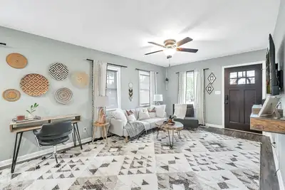 Image de Sylvania Southwestern styled Oasis- Huge Yard