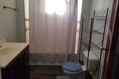 Image de Lovely 2-bedroom rental unit with free parking - 2