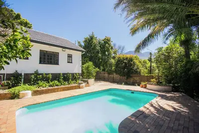Image de Sunny Poolside Escape in Somerset West