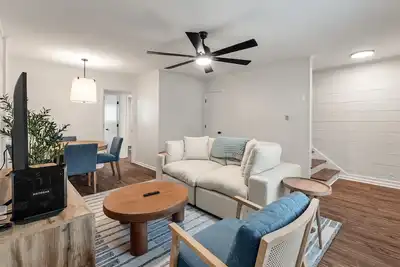 Cozy Townhome Near Downtown Charleston