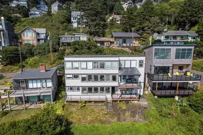 Image de 6 Bedroom Coastal Vista House + downstairs separate entrance apartment in Oceanside, Pet and Family Friendly, with Hot Tub and Private Patio.