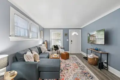 Image de Historic yet updated 2br home- Downtown Rossford!