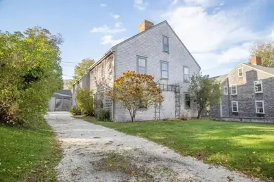 Image de 1804 Vintage Charm: Historic Nantucket Home
