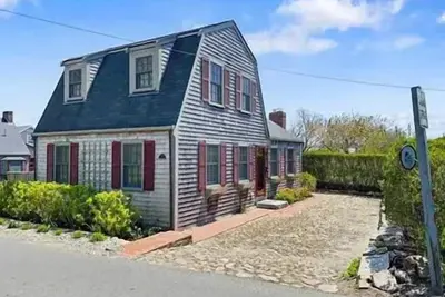 Image de New listing! Impeccable In-town Home with Yard and Parking