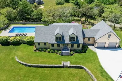 Beautiful 4 Bedroom Home with Pool