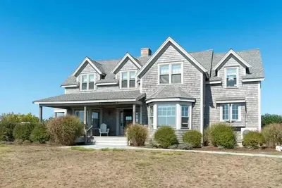 Image de 4 bedroom home with views of Miacomet Pond