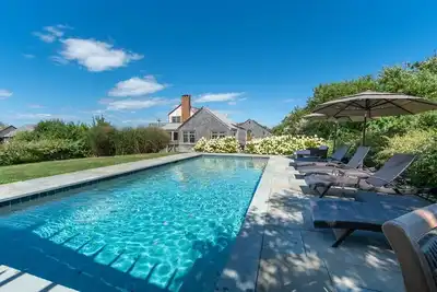 Image de Beautifully appointed family house with expansive water views