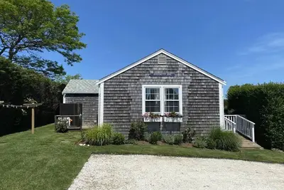Sweet, cozy cottage located off Cliff Rd