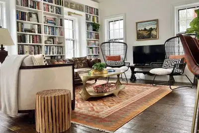 Image de This second story loft is a modern gem in downtown Nantucket