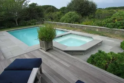 Image de Beautifully designed home with pool and hot tub