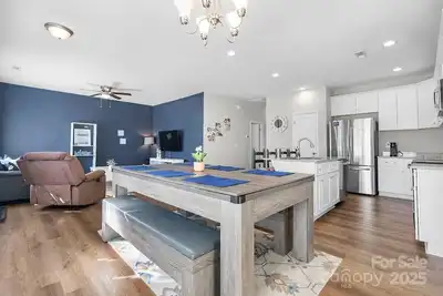 Image de Serene 3-bedroom house in charming Hickory