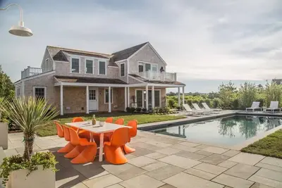 Image de 5 Bedroom home with pool and cabana in Surfside