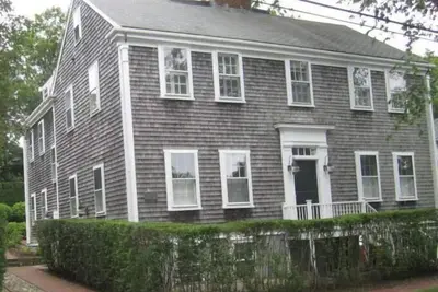 2br, 1. 5 Bath 2nd Floor Apartment in Town!