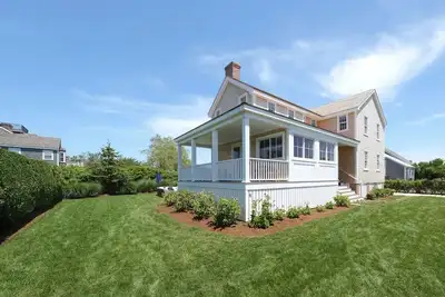 Charming 5br Brant Point Home with Patio Backyard!