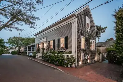 Image de Lovely home on quiet side st near town