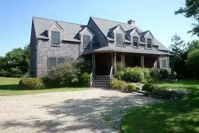 Image de Nantucket home near Westmoor Club