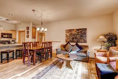 Image de 2br Alpine Stay | Near the Lifts + Pool & Balcony