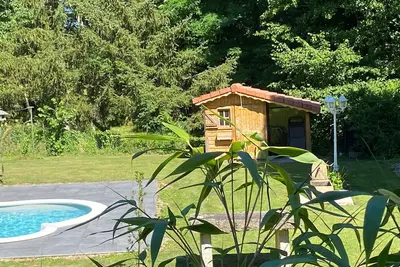 Image de Gîte spacieux avec piscine et terrasse en village
