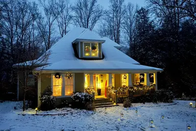 Image de Christmas Cottage on the Rocky River, Rock Island, Tn