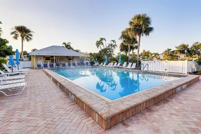 Image de 6 Mi to Caspersen Beach! Country Club Condo