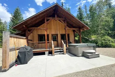 Image de Mountaineer Creekside Cabin - Private Hot Tub