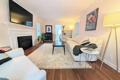 Image de Steps to Mayo: Charming 3-Bedroom Retreat Perfect for Patients & Families.