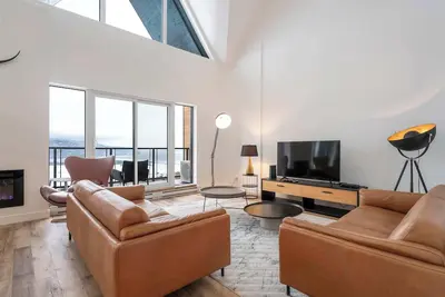 Image de 402 | Condo de Luxe Le Penthouse | Vue et Piscine