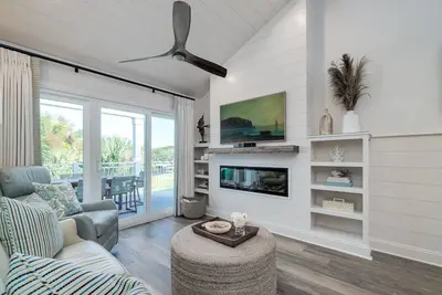 Image de Second Floor 2br/2ba! Sensational golf and lagoon views! Amenity access included!