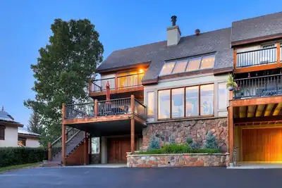 Image de New Dillon Lake View, Full Gym, Club Pool, Amenities, Views!