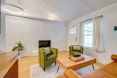 Image de 1 Mi to Campus! Creekside Austin Home w/ Game Room