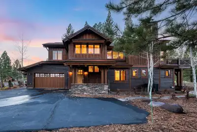 Image de Truckee Escape w/ Hot Tub, Chef’s Kitchen & Minutes to Skiing, Dining & Trails