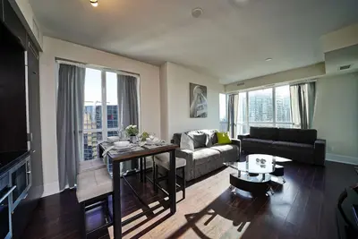 Image de RivetStays | The Atmos Panoramic Suite – 2 Bedroom Condo
