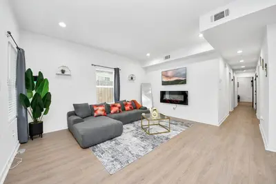 Image de 3br Sleeps 8 • Near Dt • Free Parking & Fast WiFi