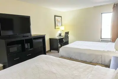 Image de Bright Double Queen Stay | 2 Rooms | Family-Friendly Room Near Dining & Parks