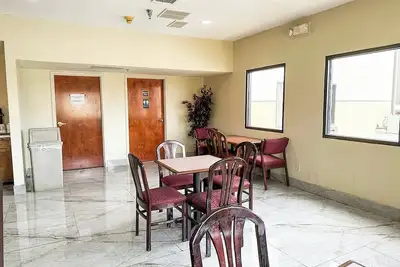 Image de 2 Rooms | Double Queen Comfort | Relaxing Rome Stay Close to Dining