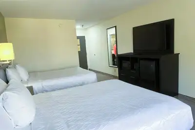 Image de Peaceful Double Queen Room | 4 Rooms | Rome Stay Close to Shopping