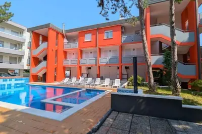 Image de Maison spacieuse et moderne avec piscine