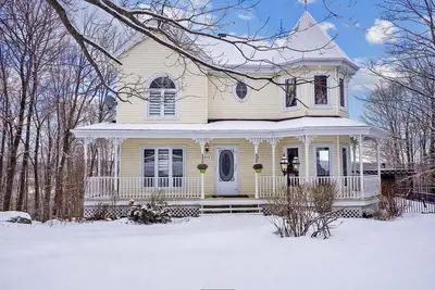 Image de Envie de décrocher cet hiver sans passer des heures sur la route ? Situé en banlieue de St-Sauveur, à proximité des services et des grands axes, le chalet est facilement accessible. Dispo du 15 janvier au 15 mars 2026.