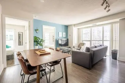 Image de Comfortable 3-Bedroom Hotel Suite in Toronto with A/C