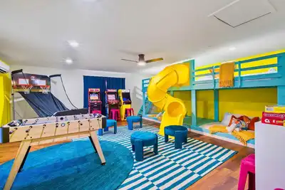 Image de Heated Pool, Golf, Fire Pit, Bowling, Slide, Pool Table