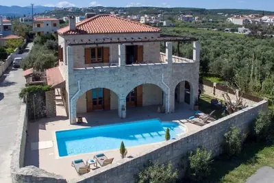 Image de Luxury stone villa with big private pool at beach