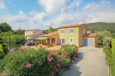 Image de Villa provençale lumineuse avec piscine, clim et vue nature – classée 3 étoiles