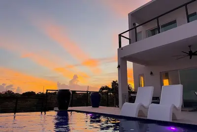 Image de Resort style  ocean view 4-bedroom villa with infinity pool in Long Bay Hills